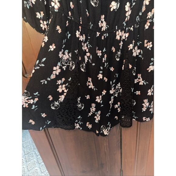 Women's Size Medium Floral Rayon Romper Bohemian Flutter Lace Sleeve: EUC - Picture 4 of 5